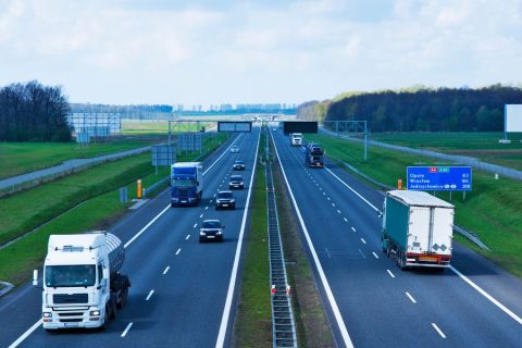 Awaria ciężarówki na trasie – jak uzyskać pomoc
