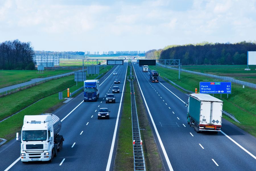 Awaria ciężarówki na trasie – jak uzyskać pomoc